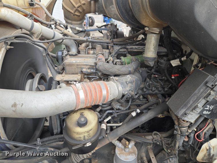 image for item ET1424 2015 Peterbilt 365 sewer jetter truck