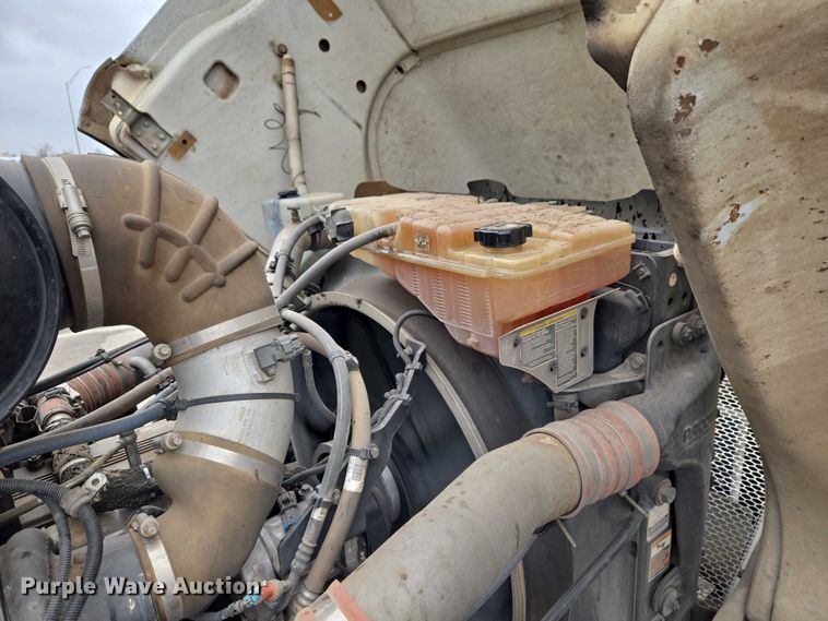 image for item ET1424 2015 Peterbilt 365 sewer jetter truck