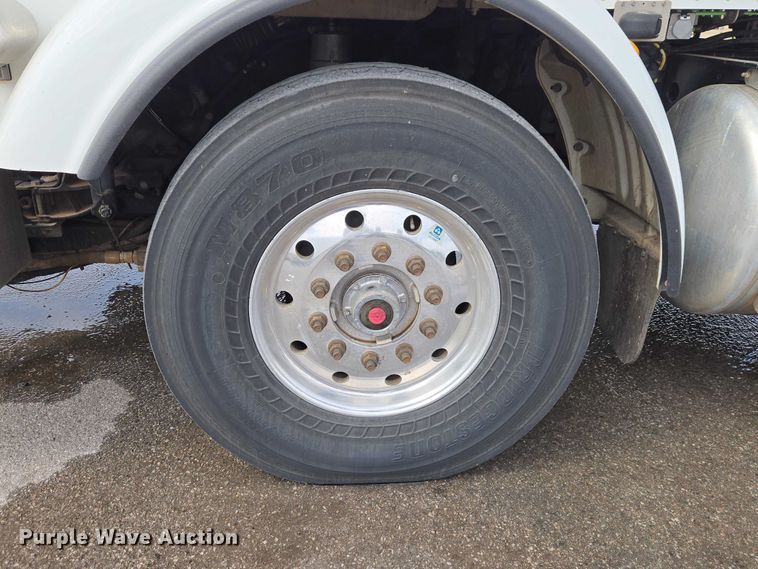 image for item ET1424 2015 Peterbilt 365 sewer jetter truck