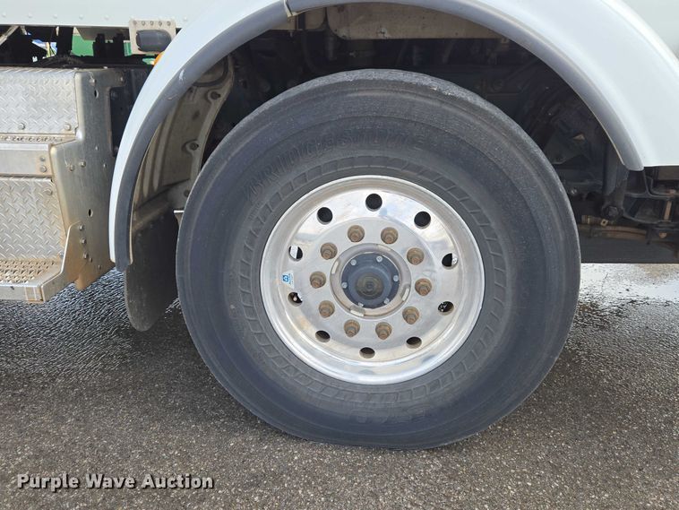 image for item ET1424 2015 Peterbilt 365 sewer jetter truck