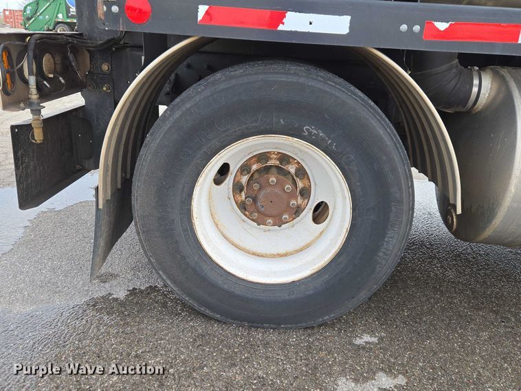 image for item ET1424 2015 Peterbilt 365 sewer jetter truck