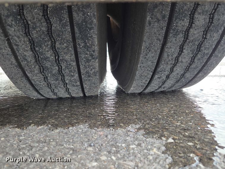 image for item ET1424 2015 Peterbilt 365 sewer jetter truck