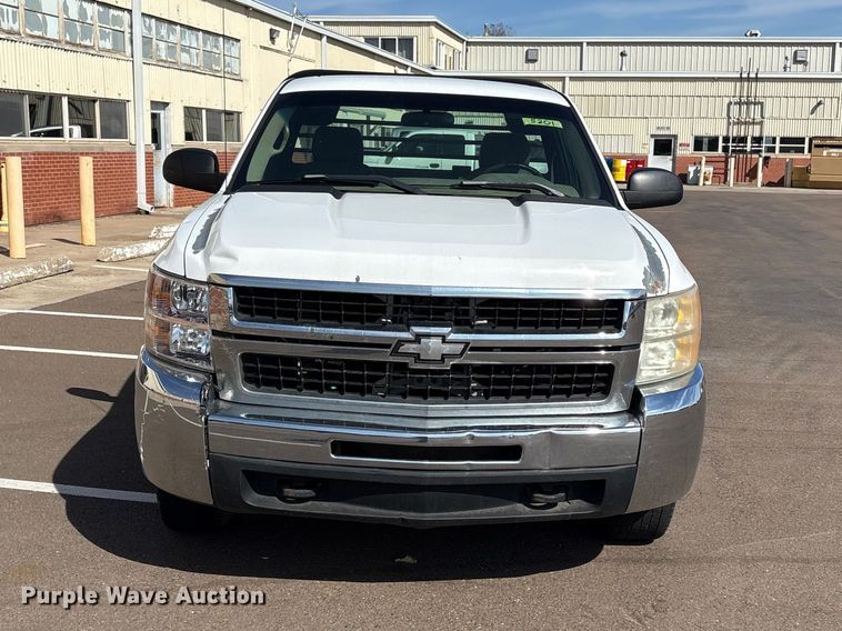 image for item ET1428 2008 Chevrolet Silverado 2500HD flatbed pickup truck
