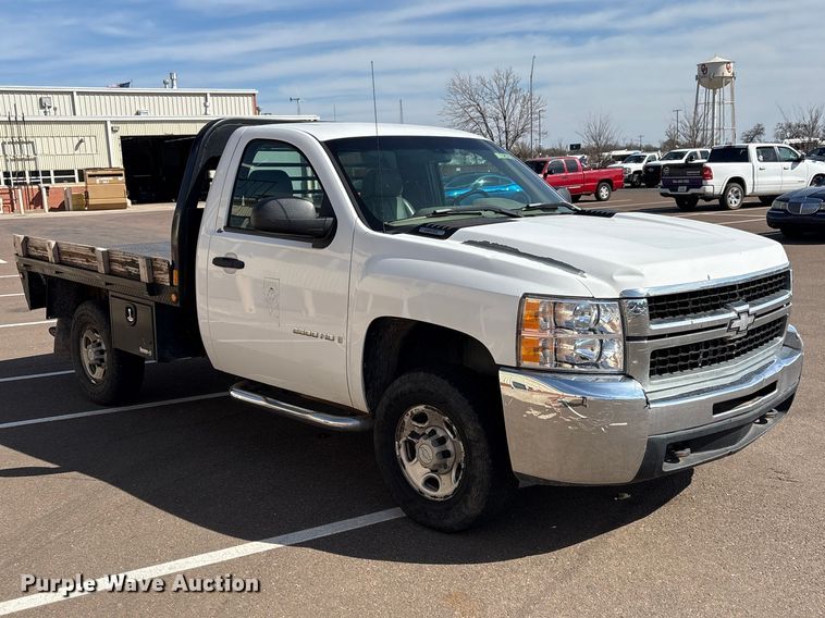 image for item ET1428 2008 Chevrolet Silverado 2500HD flatbed pickup truck