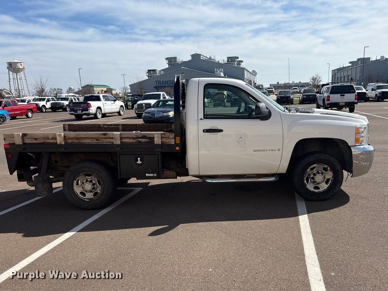 image for item ET1428 2008 Chevrolet Silverado 2500HD flatbed pickup truck