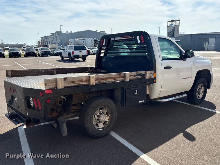 image for item ET1428 2008 Chevrolet Silverado 2500HD flatbed pickup truck