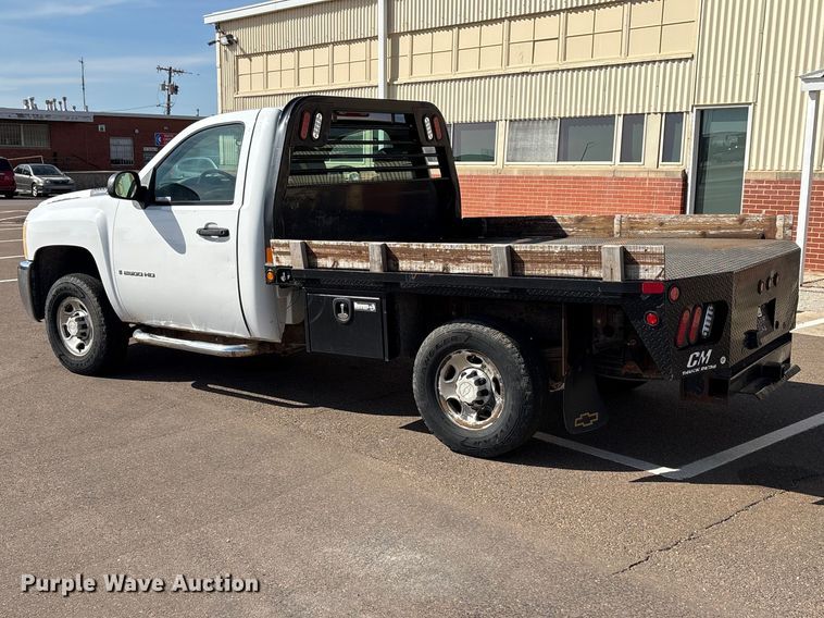 image for item ET1428 2008 Chevrolet Silverado 2500HD flatbed pickup truck