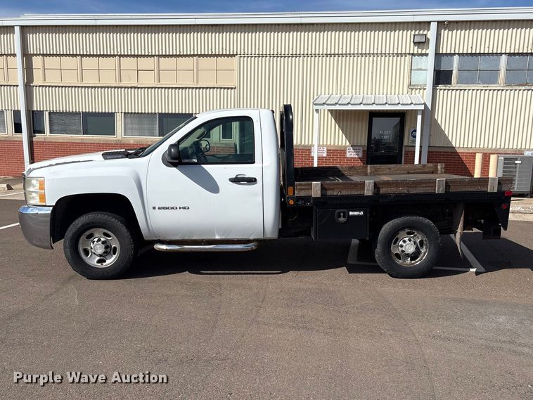 image for item ET1428 2008 Chevrolet Silverado 2500HD flatbed pickup truck