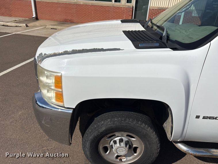 image for item ET1428 2008 Chevrolet Silverado 2500HD flatbed pickup truck