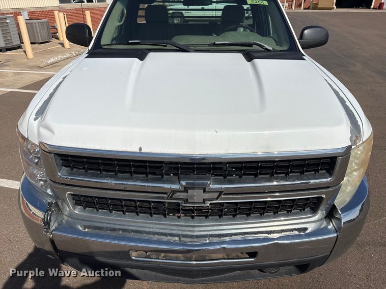 image for item ET1428 2008 Chevrolet Silverado 2500HD flatbed pickup truck