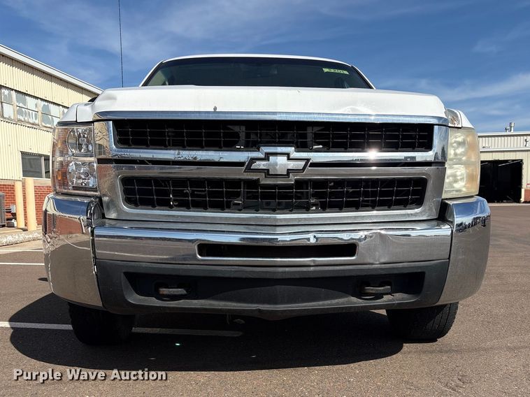 image for item ET1428 2008 Chevrolet Silverado 2500HD flatbed pickup truck