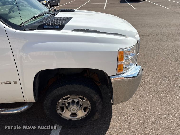 image for item ET1428 2008 Chevrolet Silverado 2500HD flatbed pickup truck