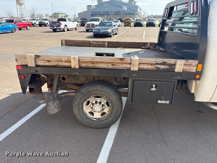 image for item ET1428 2008 Chevrolet Silverado 2500HD flatbed pickup truck