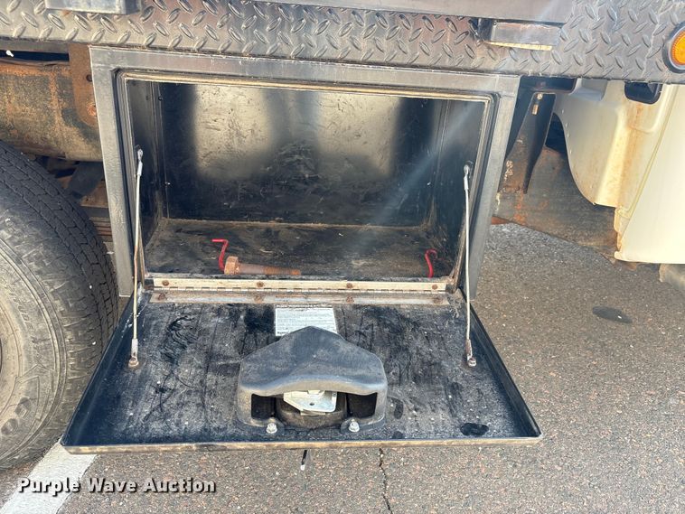 image for item ET1428 2008 Chevrolet Silverado 2500HD flatbed pickup truck