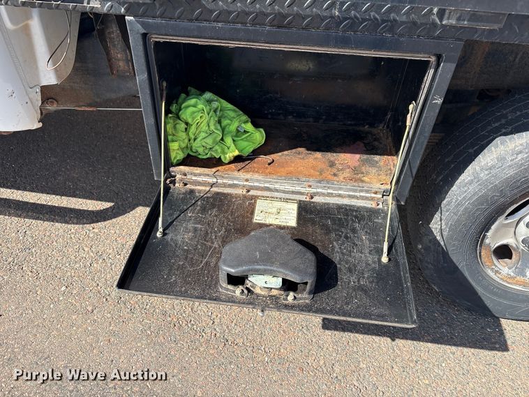 image for item ET1428 2008 Chevrolet Silverado 2500HD flatbed pickup truck