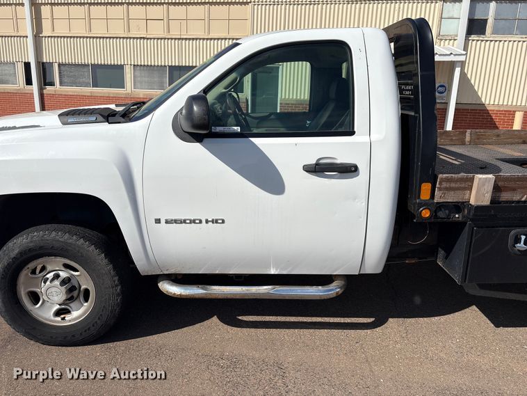 image for item ET1428 2008 Chevrolet Silverado 2500HD flatbed pickup truck