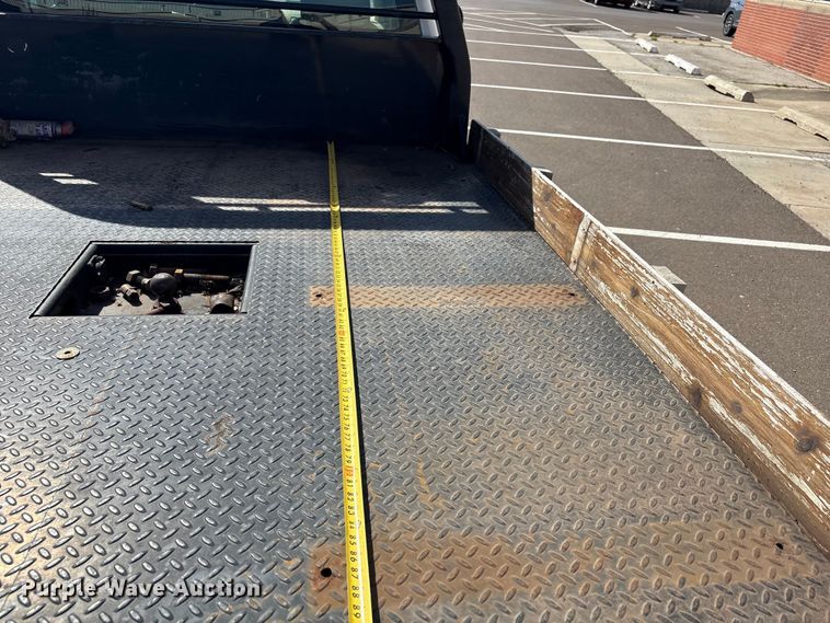 image for item ET1428 2008 Chevrolet Silverado 2500HD flatbed pickup truck