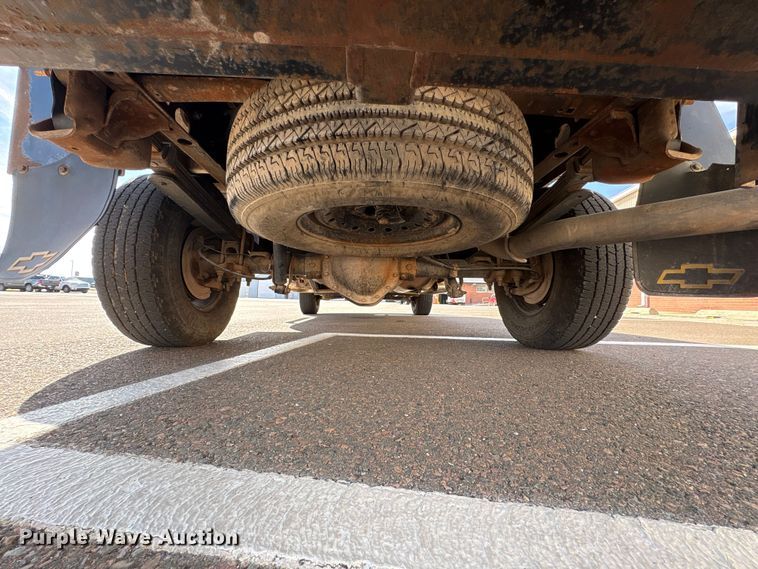 image for item ET1428 2008 Chevrolet Silverado 2500HD flatbed pickup truck