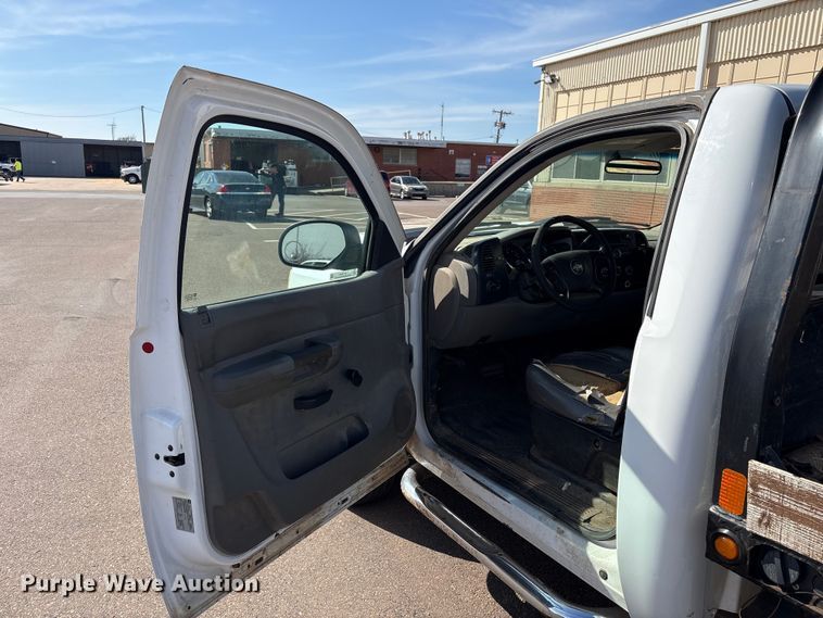 image for item ET1428 2008 Chevrolet Silverado 2500HD flatbed pickup truck