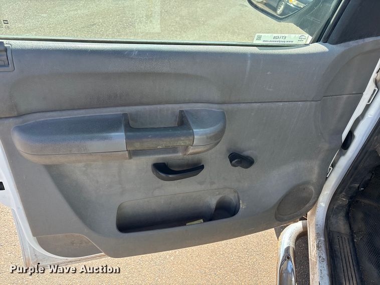 image for item ET1428 2008 Chevrolet Silverado 2500HD flatbed pickup truck