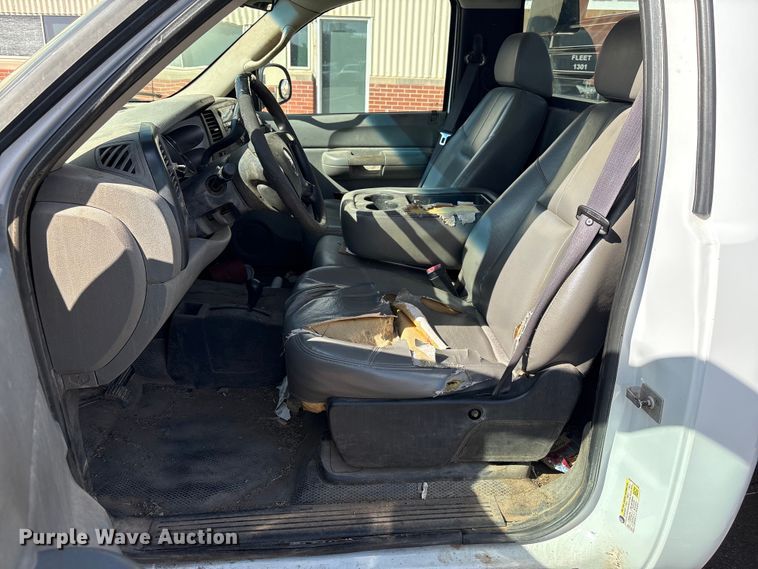 image for item ET1428 2008 Chevrolet Silverado 2500HD flatbed pickup truck