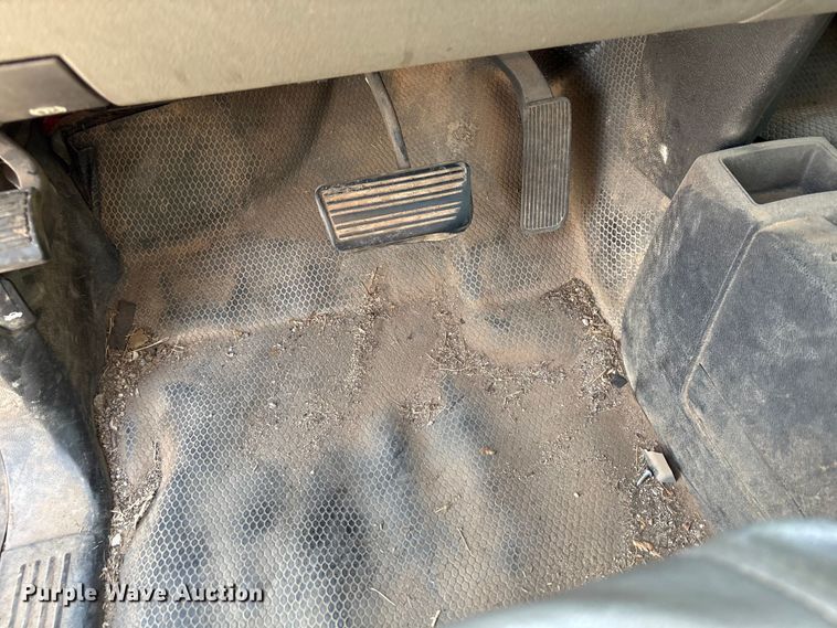 image for item ET1428 2008 Chevrolet Silverado 2500HD flatbed pickup truck