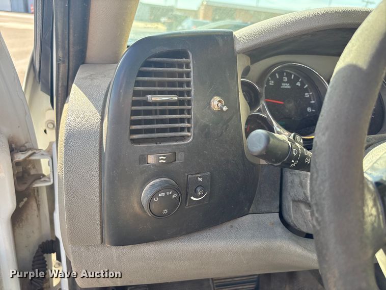 image for item ET1428 2008 Chevrolet Silverado 2500HD flatbed pickup truck