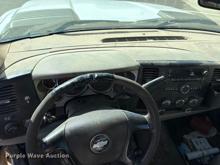 image for item ET1428 2008 Chevrolet Silverado 2500HD flatbed pickup truck