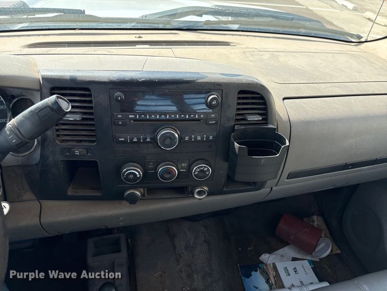 image for item ET1428 2008 Chevrolet Silverado 2500HD flatbed pickup truck