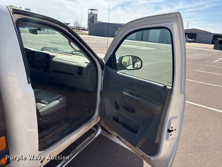 image for item ET1428 2008 Chevrolet Silverado 2500HD flatbed pickup truck