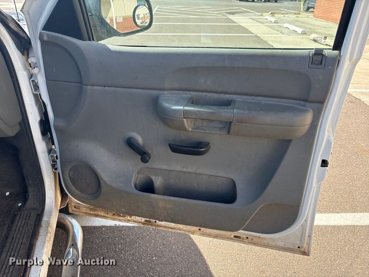 image for item ET1428 2008 Chevrolet Silverado 2500HD flatbed pickup truck