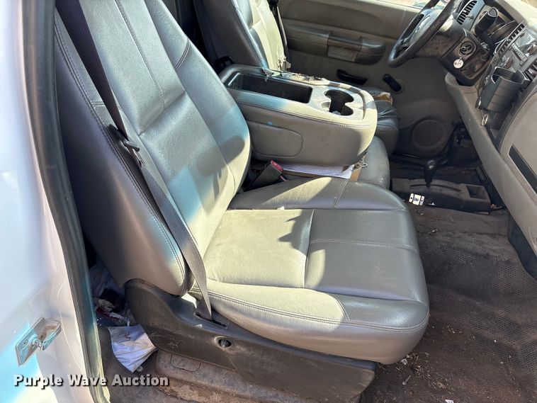 image for item ET1428 2008 Chevrolet Silverado 2500HD flatbed pickup truck