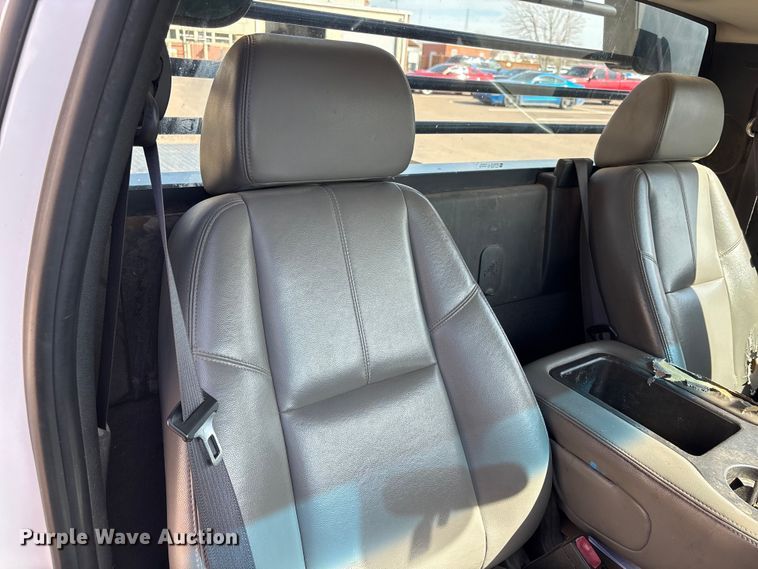 image for item ET1428 2008 Chevrolet Silverado 2500HD flatbed pickup truck