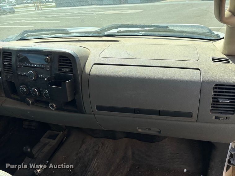 image for item ET1428 2008 Chevrolet Silverado 2500HD flatbed pickup truck