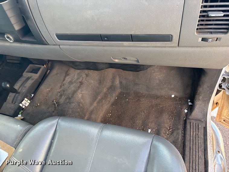 image for item ET1428 2008 Chevrolet Silverado 2500HD flatbed pickup truck