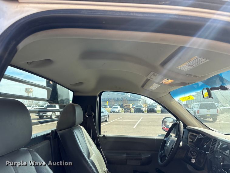 image for item ET1428 2008 Chevrolet Silverado 2500HD flatbed pickup truck