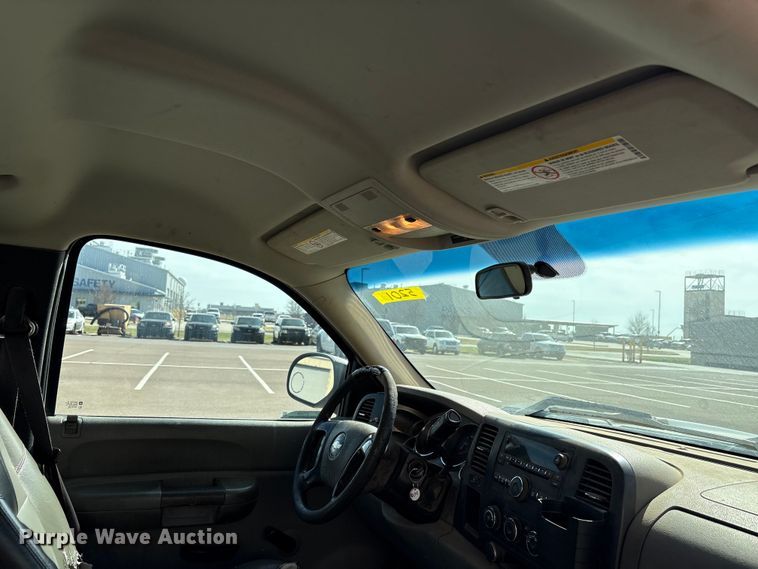 image for item ET1428 2008 Chevrolet Silverado 2500HD flatbed pickup truck