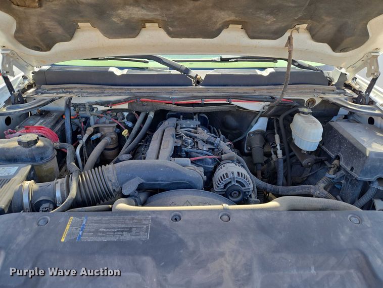 image for item ET1428 2008 Chevrolet Silverado 2500HD flatbed pickup truck