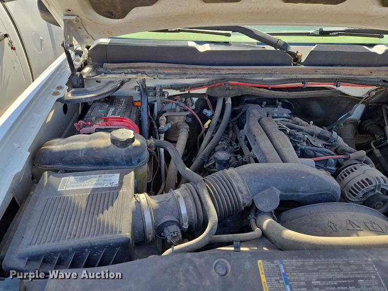 image for item ET1428 2008 Chevrolet Silverado 2500HD flatbed pickup truck