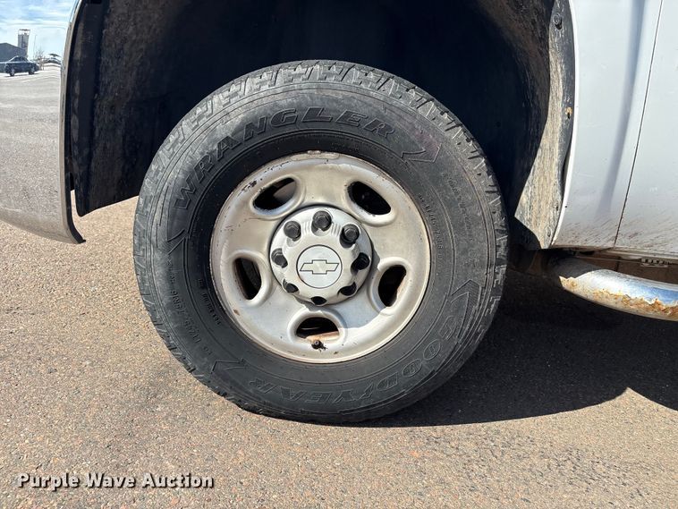 image for item ET1428 2008 Chevrolet Silverado 2500HD flatbed pickup truck