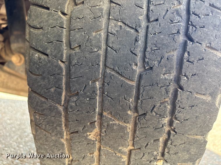 image for item ET1428 2008 Chevrolet Silverado 2500HD flatbed pickup truck