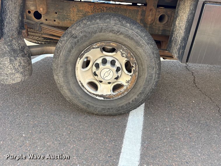 image for item ET1428 2008 Chevrolet Silverado 2500HD flatbed pickup truck