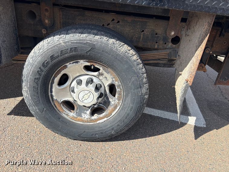 image for item ET1428 2008 Chevrolet Silverado 2500HD flatbed pickup truck