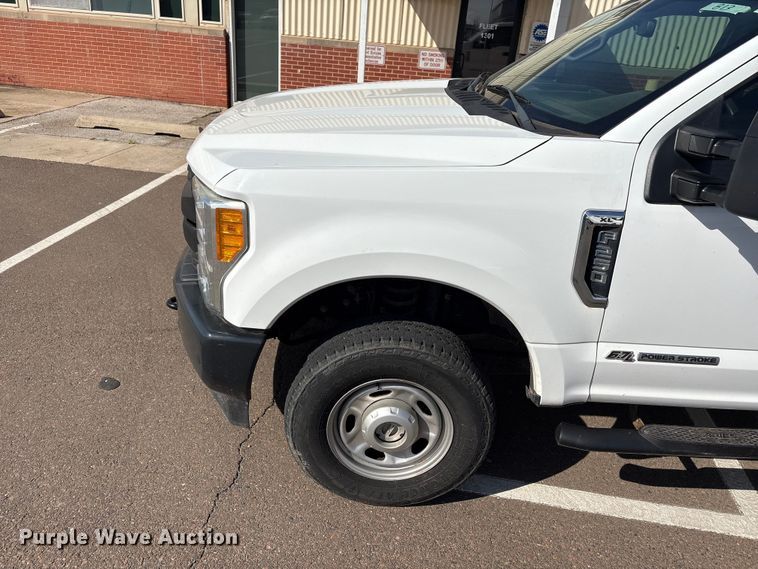 image for item ET1430 2017 Ford F250 Super Duty Crew Cab pickup truck