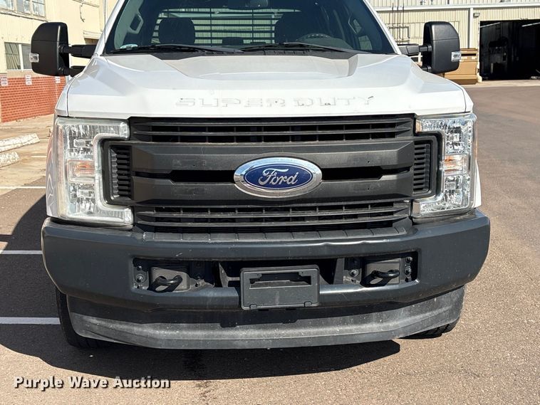 image for item ET1430 2017 Ford F250 Super Duty Crew Cab pickup truck