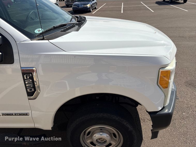 image for item ET1430 2017 Ford F250 Super Duty Crew Cab pickup truck