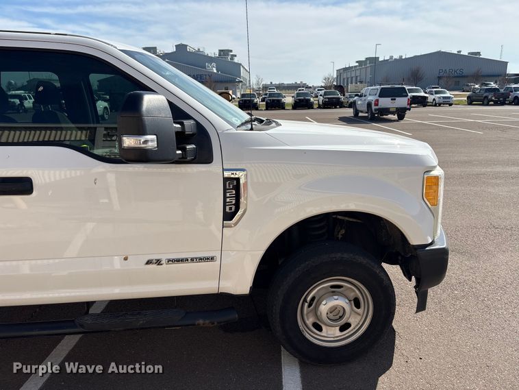 image for item ET1430 2017 Ford F250 Super Duty Crew Cab pickup truck