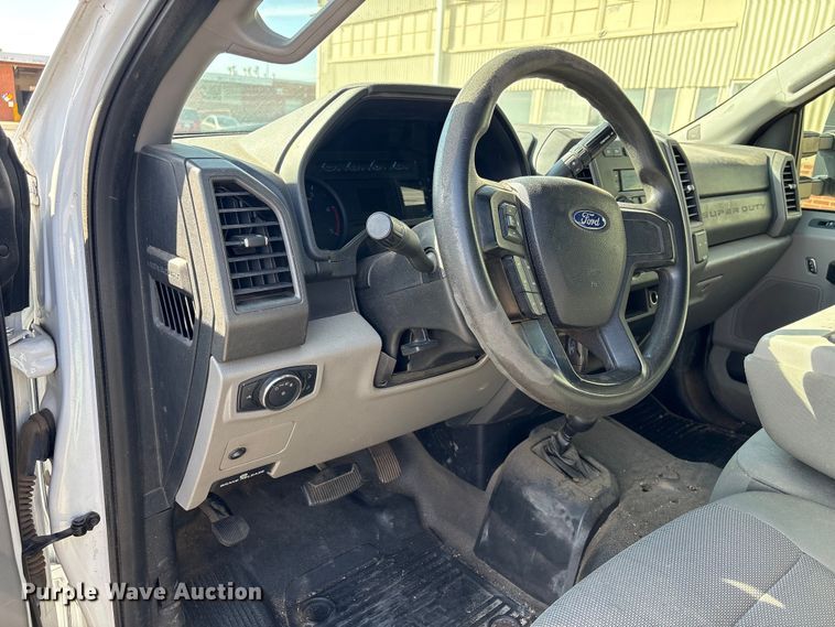 image for item ET1430 2017 Ford F250 Super Duty Crew Cab pickup truck