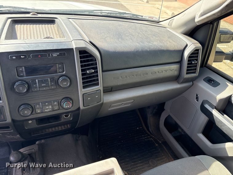 image for item ET1430 2017 Ford F250 Super Duty Crew Cab pickup truck