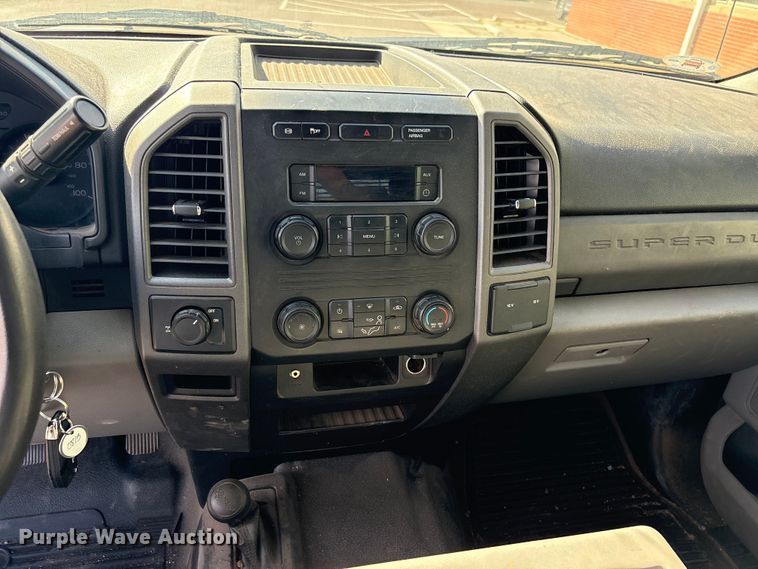 image for item ET1430 2017 Ford F250 Super Duty Crew Cab pickup truck